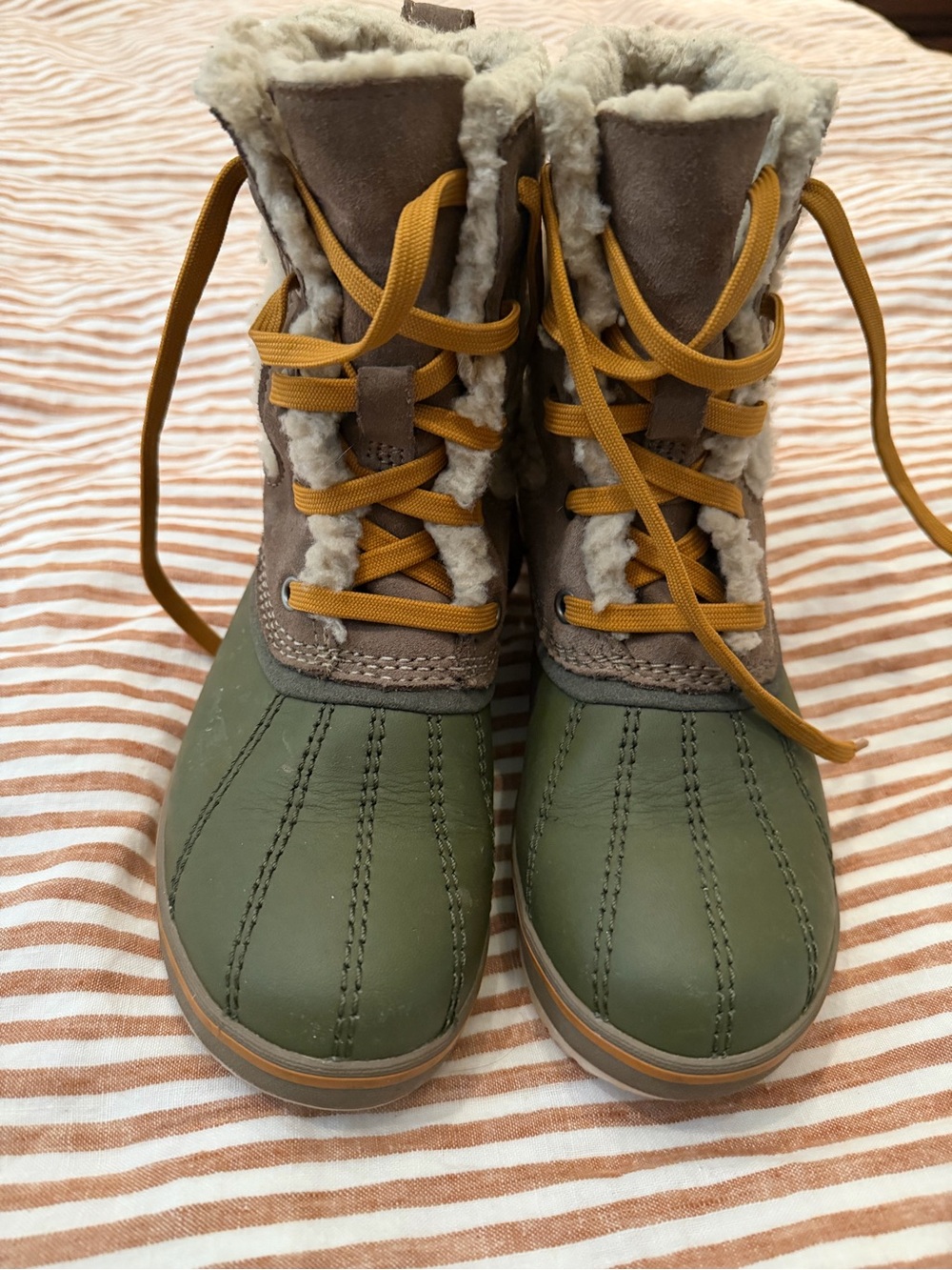 LL Bean Women’s Green Lace-Up Winter Boots with Shearling Trim